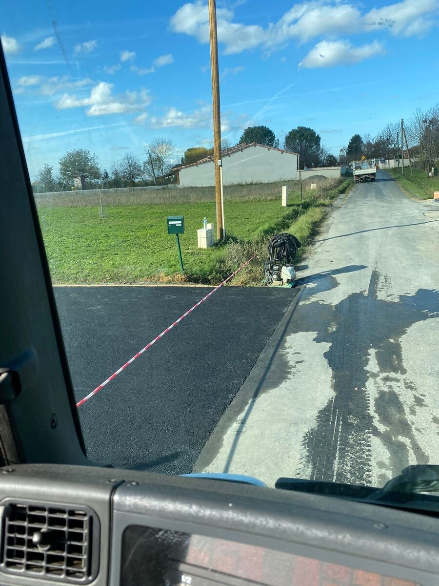 Pose de bordures et caniveaux avant enrobé à Carmaux (81)